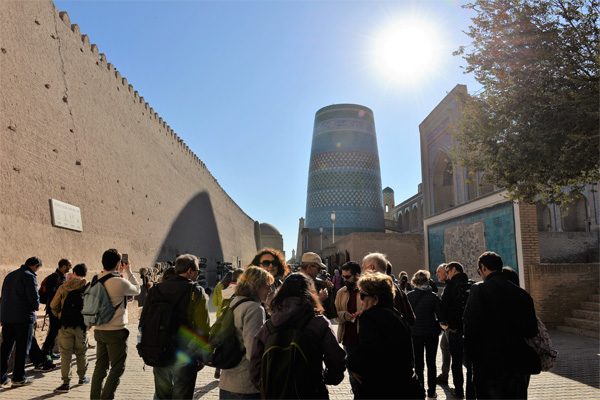 khiva-tourists